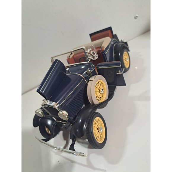 Motor City Classic 1:18 Die Cast 1931 Ford Model A Convertible Classic Car - Picture 7 of 12